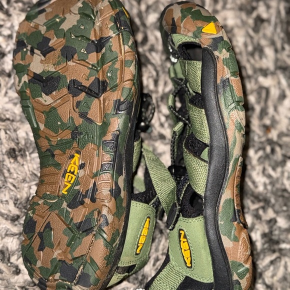 Keen Black and Green Footwear - Picture 3 of 8